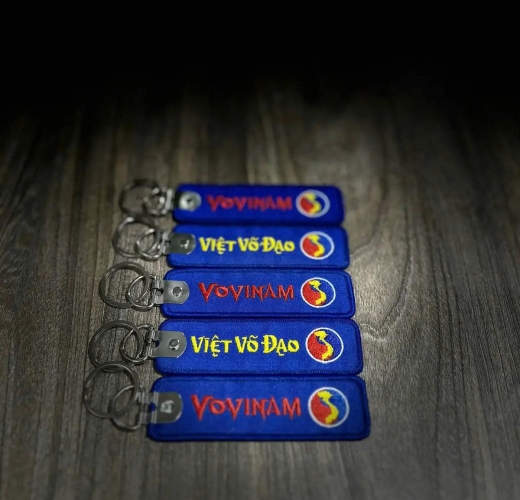 Móc Khóa Thêu Màu Phong Vũ Màu Xanh Dương