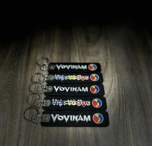 Móc Khóa Thêu Màu Phong Vũ Màu Đen